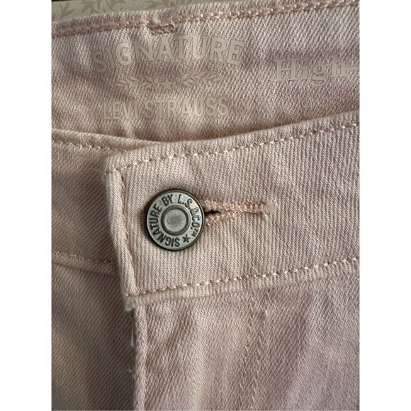 Signature Levi’s high-rise shorts - Picture 3 of 7